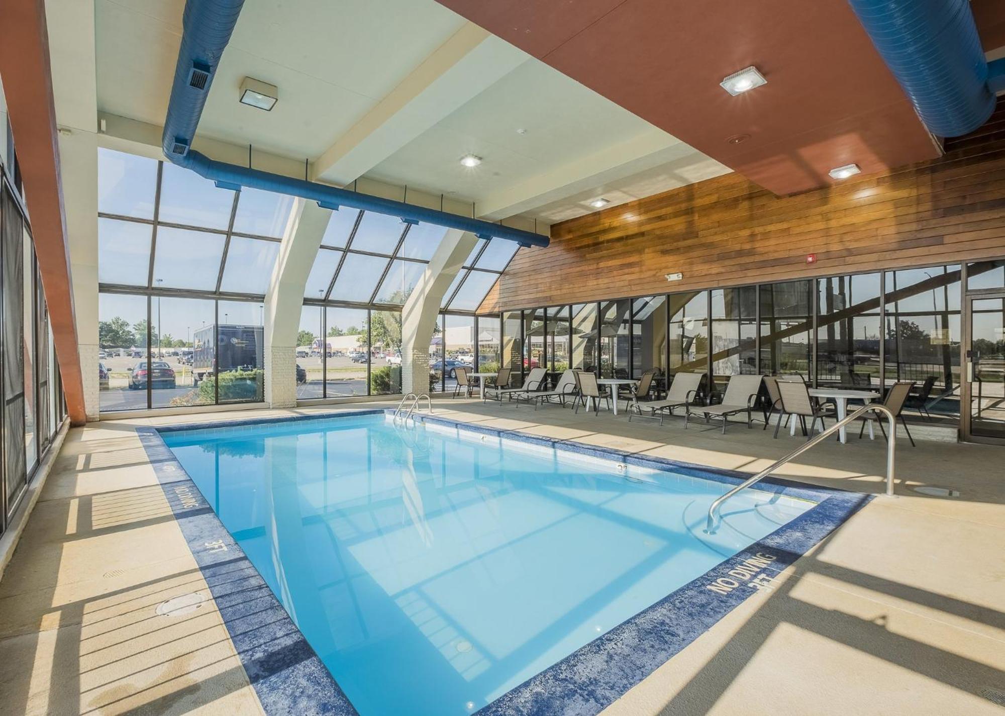 Red Roof Inn & Suites Cleveland - Elyria Εξωτερικό φωτογραφία